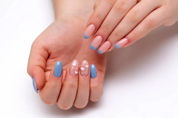 Manicura Francesa Azul Con Nubes Cristales Pintados Sobre Largos Clavos —  Fotos de Stock