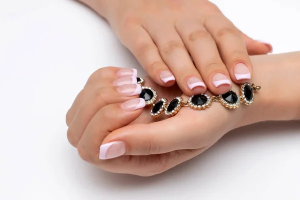 Liliowy Francuski Manicure Krótkich Kwadratowych Paznokciach Białym Tle Zbliżenie Gwoździe — Zdjęcie stockowe