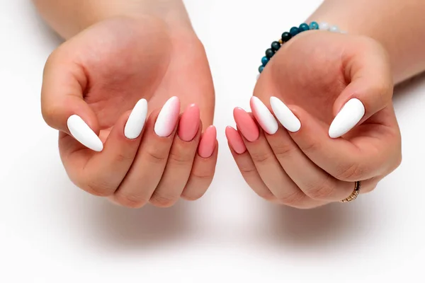 Gel Manicure Sfondo Bianco Primo Piano Unghie Ovali Lunghe Pesca — Foto Stock