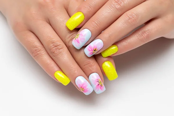 Manicure Verão Amarelo Azul Brilhante Com Flores Pintadas Pregos Longos Imagens De Bancos De Imagens