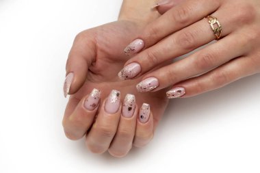 Uzun kare tırnaklı parlak pembe manikür. Beyaz arka planda yakın plan..