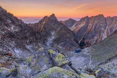 Sunrise, High Tatras 'ta Rysy' nin altındaki kır evi.