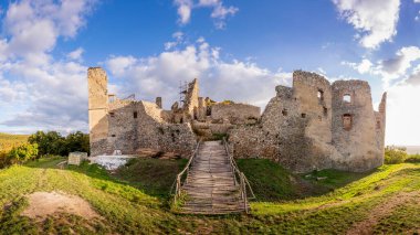 Oponice Şatosu Yıkıldı, Slovakya
