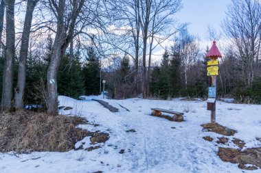 Doğa yolu Tatra Doğa Sergisi - Tatransk Lomnica Botanik Bahçesi 'nde başlayan yaklaşık 3,5 kilometrelik yürüyüş pistinin bir parçasıdır.