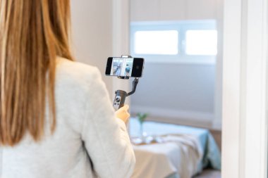 Emlakçı tüm müşterilerine sosyal ağlar üzerinden bir mülk göstermek için bir video çeker..