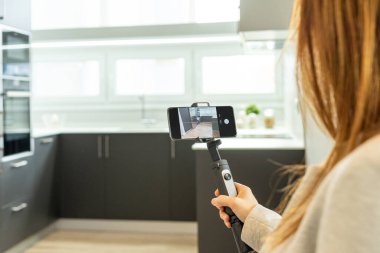 Emlakçı tüm müşterilerine sosyal ağlar üzerinden bir mülk göstermek için bir video çeker..