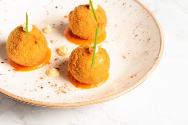 Lezzetli arancini tipik Sicilya yemeği İtalya 'da. Ülkenin güneyinden İtalyan yemekleri. Boşluğu kopyala