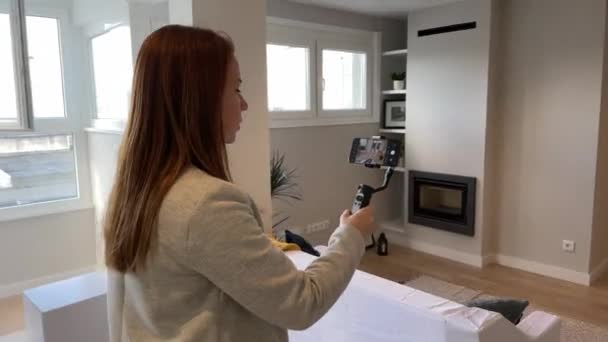 Agente immobiliare femminile fare un video con un gimbal da mostrare in una videochiamata — Video Stock