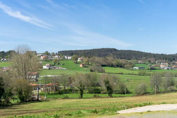 Veduta di Ribadiso un piccolo villaggio in Galizia Spagna dove passano i pellegrini sul Cammino di Santiago. — Foto Stock