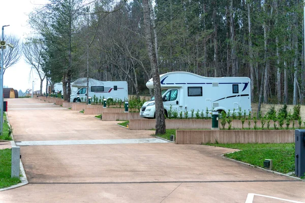 Several caravans parked early in the morning inside a campsite resting and resupplying. Concept of traveling on the road. — стоковое фото