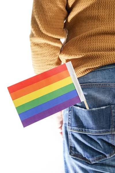 Vlajka znázorňující barvy pohybu LGBTQ v zadní kapse chlapeckých kalhot. Bílé pozadí — Stock fotografie