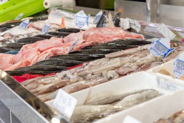 Pontedeume, Galiçya. İspanya. 05-28-2022. Kuzey İspanya 'da bir köyde küçük bir pazarda taze balık ve deniz ürünleri satışı. Yüksek kalite fotoğraf