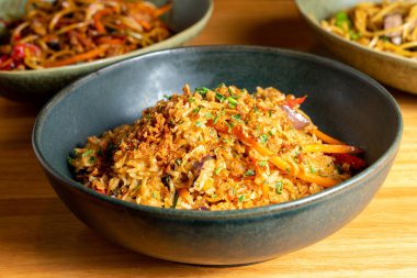 Tayland yemeği, tavuk, domates, soya sosu, biber ezmesi, kişniş, limon, acı biber, yeşil soğan baharatları. Yüksek kalite fotoğraf