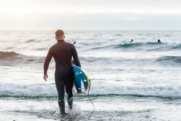 Surfer Entering Sea Carrying Surfboard Looking Other Surfers High Quality — 图库照片