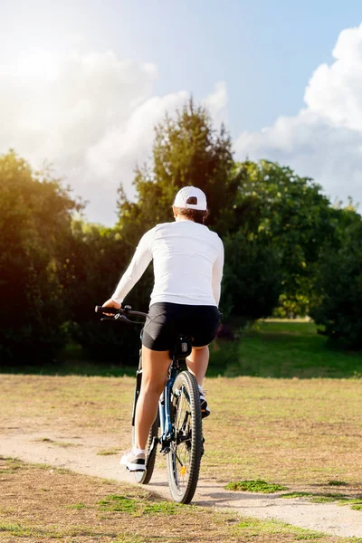 Genç Bir Kadın Şehir Parkında Bisiklet Sürerken Güneşli Bir Günün — Stok fotoğraf