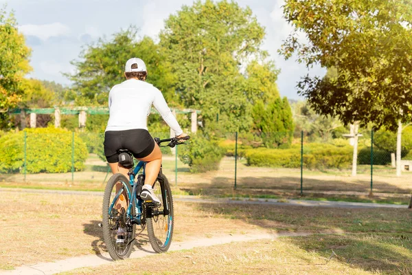 Genç Bir Kadın Güneşli Bir Günde Şehir Parkında Bisiklet Sürerek — Stok fotoğraf