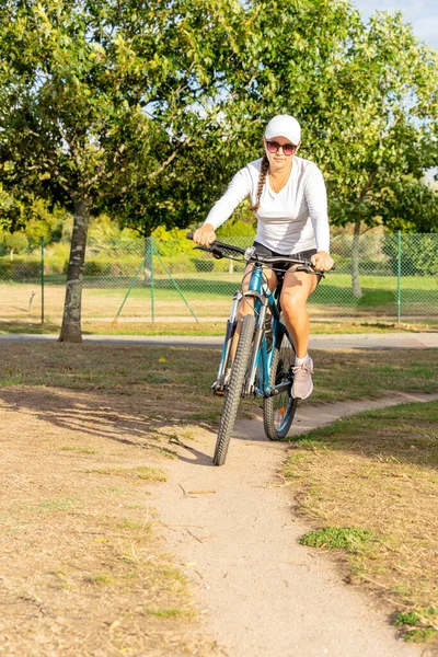 Dağ Bisikleti Süren Genç Bir Kadın Parkta Güneşli Bir Günün — Stok fotoğraf