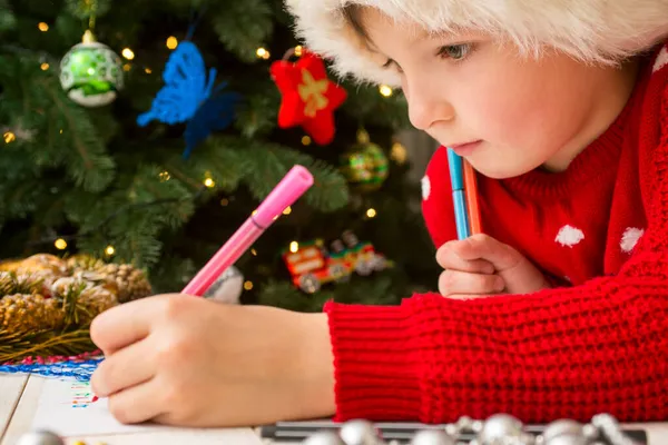 Маленький Мальчик Шляпе Санты Пишет Письмо Санта Клаусу Парень Шляпе — стоковое фото