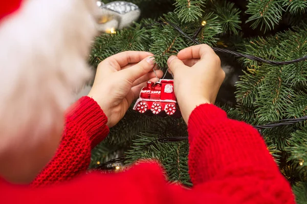 自宅でクリスマスツリーを飾る子供 クリスマスの飾りを持った子供の手 — ストック写真