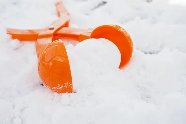 Çocukların Kış Oyunları Için Kardan Modelleme Kartopu Yapma Aracı Karlı — Stok fotoğraf