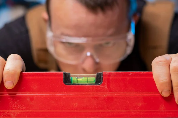 Quality Control Carpenter Spirit Level Checking Level Plank Wood — Stock Photo, Image