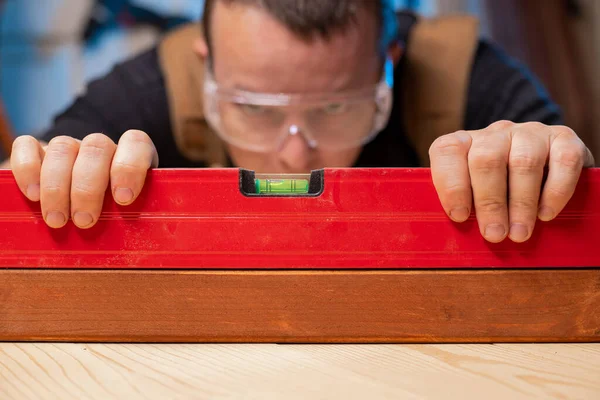 Quality Control Carpenter Spirit Level Checking Level Plank Wood — Stock Photo, Image