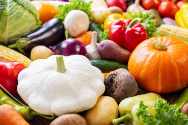 Tahta arka planda taze olgun sebzeler. Taze ve lezzetli sebze koleksiyonu. Sağlıklı organik gıda konsepti.