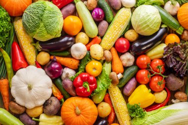 Tahta arka planda taze olgun sebzeler. Taze ve lezzetli sebze koleksiyonu. Sağlıklı organik gıda konsepti.