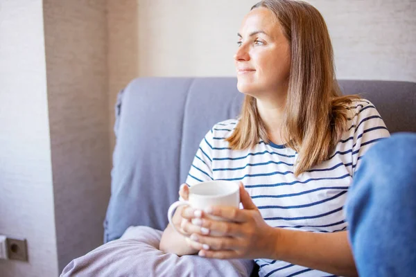 Retrato Uma Mulher Sorridente Segurando Uma Caneca Com Duas Mãos — Fotografia de Stock