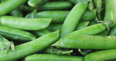 Taze bezelye kabukları rotasyonunu kapatın. Bezelye arka planı. Döngü hareketi