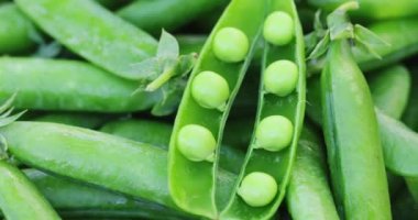 Taze bezelye kabukları rotasyonunu kapatın. Bezelye arka planı. Döngü hareketi