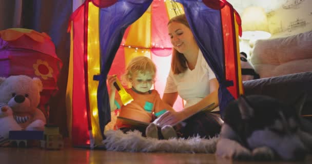 Feliz Familia Amorosa Joven Madre Hijo Juegan Habitación Los Niños — Vídeos de Stock