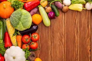 Ahşap arka planda taze olgun sebzeler ve metin için yer var. Taze ve lezzetli sebze koleksiyonu. Sağlıklı organik gıda konsepti.
