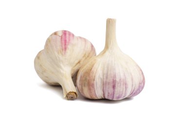 Beyaz arka planda izole edilmiş taze sarımsak. Beyaz üzerine çiğ sarımsak..