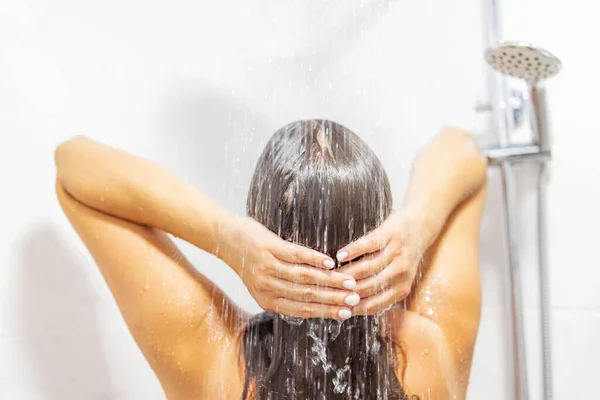 Młoda Kobieta Myjąca Włosy Pod Prysznicem Domu Widok Tyłu Zdrowy — Zdjęcie stockowe