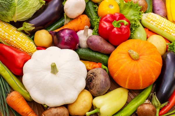 Tahta arka planda taze olgun sebzeler. Taze ve lezzetli sebze koleksiyonu. Sağlıklı organik gıda konsepti.