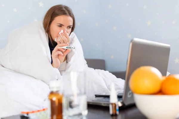 Mulher Jovem Doente Com Resfriado Gripe Febre Coronavírus Segurando Termômetro — Fotografia de Stock