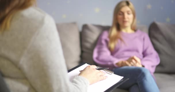 Psychoterapeutické Sezení Žena Mluví Svým Psychologem Kanceláři Konzultace Psychoterapie — Stock video