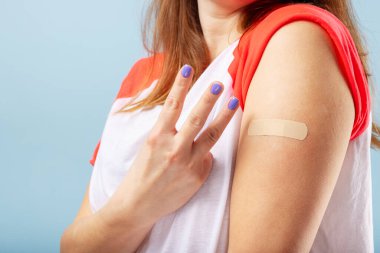 Coronavirus aşısı reklamı. Üçüncü doz koronavirüs enjeksiyonundan sonra aşılanmış mutlu bir kadın. Aşı COVID-19.