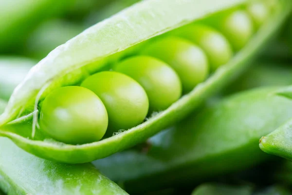 Green Peas Close Green Fresh Peas Pea Pods Healthy Vegetarian — Stock Photo, Image