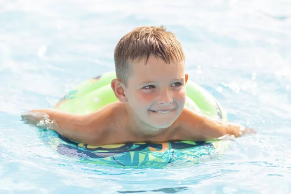 Divertido Niño Feliz Piscina Natación Anillo Círculo Goma Inflable Chico —  Fotos de Stock