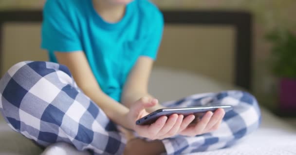 Ребенок Использует Смартфон Ребенок Просматривает Интернет Разговаривает Смартфону Мальчик Общаться — стоковое видео