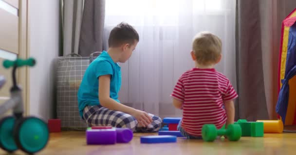 Barnen Leker Med Byggstenar Golvet Bygger Ett Torn Kuber Leksaker — Stockvideo