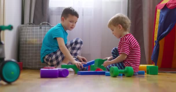 Παιδιά Παίζουν Παιδιά Χτίζοντας Μπλοκ Στο Πάτωμα Φτιάχνω Έναν Πύργο — Αρχείο Βίντεο