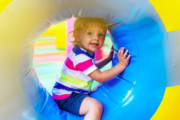 Niños Felices Que Divierten Patio Inflable Colorido Atracción Los Niños — Foto de Stock