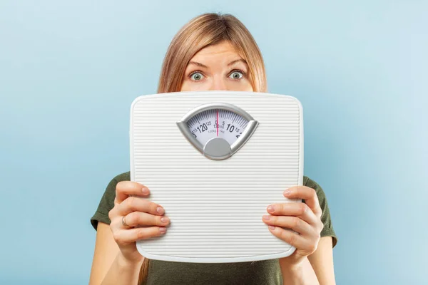 Mulher Loira Bonita Satisfeita Com Seus Resultados Dieta Segurando Escalas — Fotografia de Stock
