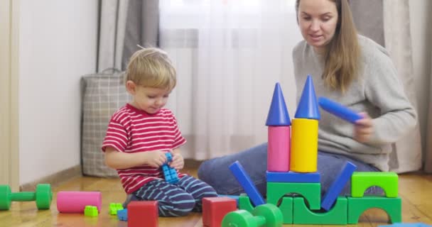 Madre Con Hijo Jugando Con Cubos Colores Sentados Suelo Casa — Vídeos de Stock