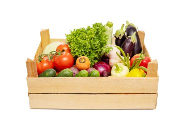 Beyaz arka planda izole edilmiş ahşap bir kutuda taze sebzeler. Eko yaşam biçimi.