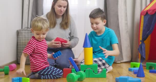 Madre Con Suo Figlio Che Gioca Con Cubi Colorati Seduti — Video Stock