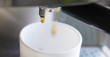 Kahve espresso ya da kahve makinesinde rigerto yapmak. Evde sıcak espresso yapıyorum. Köpüklü kahve. Beyaz bardakta espresso. Kahvaltıda içecek..